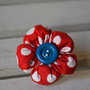 spilla fiore rosso a pois con bottone blu per bambina fatta a mano in cotone
