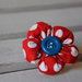 spilla fiore rosso a pois con bottone blu per bambina fatta a mano in cotone