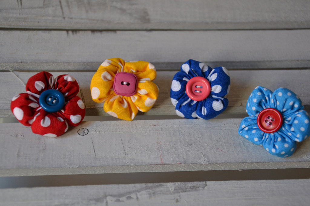 Spilla Fiore in pelle, blu&nero. Fatta a mano