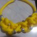 Collana di corda gialla con nodi e perline di metallo