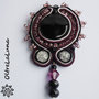 Collana con pendente in soutache, resina nera, strass magenta e perle