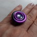 Anello con bottone unico color viola