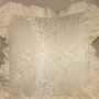 cuscino bianco avorio con bordo arricciato