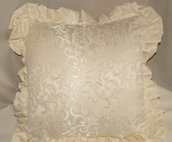 cuscino bianco avorio con bordo arricciato