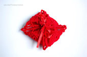 Bomboniera portaconfetti rossa per laurea - fagotto con fiore stilizzato - ad uncinetto 