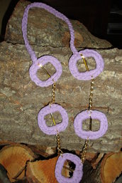 Collana violetta e catena dorata