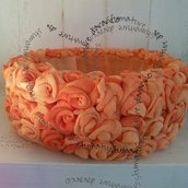 cesto rivestito di rose in garza colore arancio