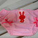 Mutandina copri pannolino rosa con coniglietti e fiocchetti, in tessuto naturale fatto a mano