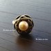 Anello con bottone vintage in metallo argentato  brunito a forma di fiore con perla