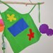 Grembiulino per bambini verde con macchie colorate in puro cotone fatto a mano