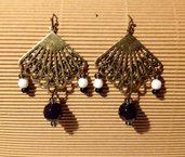 Orecchini handmade ventaglio anticato e perline bianco nere 