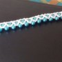 Bracciale con perle azzurre decorato con perline bianche