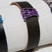 Bracciale in pelle  nera con decoro in filo di alluminio viola