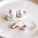 Orecchini con pendenti tazza in porcellana miniatura torta panna e fragola con perle in cristallo sfaccettato