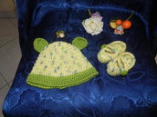 Scarpette- ballerine e cappellino fatti a mano in misto lana ad uncinetto