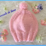 Cappellino per bimba, età 1-2 anni, realizzato ai ferri con lana 100% color rosa