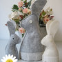 Famiglia di coniglietti in pannolenci grigio chiaro e bianco fatti a mano