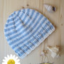 Berrettino neonato in cotone a righine bianche e azzurre fatto a mano