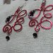 orecchini in alluminio rosso e mezzi cristalli neri