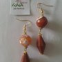 Orecchini con pallina in agata marrone e prisma in goldstone