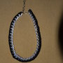 Collana girocollo catena argentata e lavorazione uncinetto, semplice ed elegante - colore nero