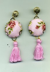 Orecchini lunghi rosa con bottone in stoffa provenzale e nappina, orecchini romantici, orecchini floreali, orecchini provenzali
