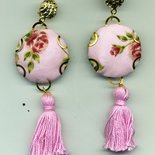 Orecchini lunghi rosa con bottone in stoffa provenzale e nappina, orecchini romantici, orecchini floreali, orecchini provenzali