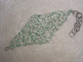 Bracciale verde a rombo lavorato a uncinetto in metallo con perline 