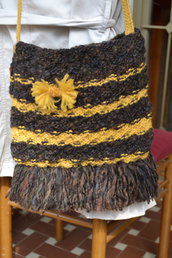 Borsa di lana a tracolla color marrone con giallo