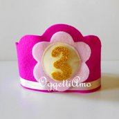Corona di compleanno in feltro rosa con applicazione numero '3' dorata: una graziosa coroncina per la nostra principessa!