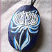 Ciondolo di legno con fiore liberty perla e azzurro su fondo blu dipinto forma ovale