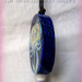 Ciondolo di legno con fiore liberty perla e azzurro su fondo blu dipinto forma ovale