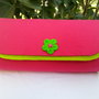 POCHETTE IN FELTRO FUXIA CON PROFILO A CONTRASTO E FIORE IN FIMO