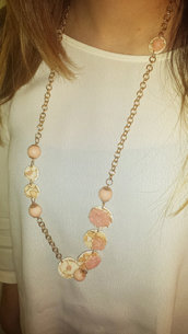Collana stampata in 3d rifinita con pizzo e perle rosa