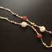 Collana realizzata a mano con nodi cinesi portafortuna e perle ad uncinetto marroni e perle in legno