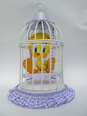 Grazioso uccellino in gabbia
