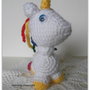                                                            Unicorno Amigurumi con criniera a colori