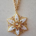 Collana a stella di perline e swarovski,bianca e oro