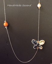   Collana lunga con farfalla e perle arancioni
