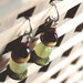 O1.15 - orecchini pendenti verdi con bottoni e perle in resina - Linea 'Le marionette della felicità'