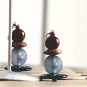 O2.15 - orecchini pendenti azzurri con bottoni vintage - linea 'Le marionette della felicità'