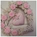 Cuore/fiocco nascita in vimini con rose e cuore di piquet rosa