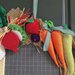 lavagna in ardesia decorata con verdure e frutta in feltro