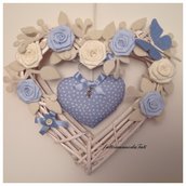 Cuore/fiocco nascita in vimini con rose azzurre e bianche e cuore imbottito azzurro