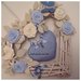 Cuore/fiocco nascita in vimini con rose azzurre e bianche e cuore imbottito azzurro