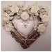 Cuore/fiocco nascita shabby in vimini con rose e cuore di piquet bianco