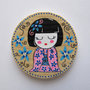 Magnete rotondo in legno dipinto a mano con mini geisha 1