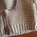 Scaldacuore beige con bordo nocciola e collo a scialle realizzato ai ferri in pura lana vergine