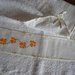 Set composto da bavetta ed asciugamani "Coniglietto" realizzato interamente a mano e ricamato a punto croce