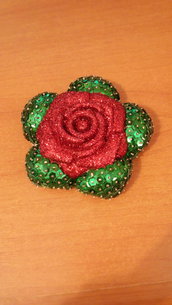 Rosa rossa decorata con porporina e paillettes